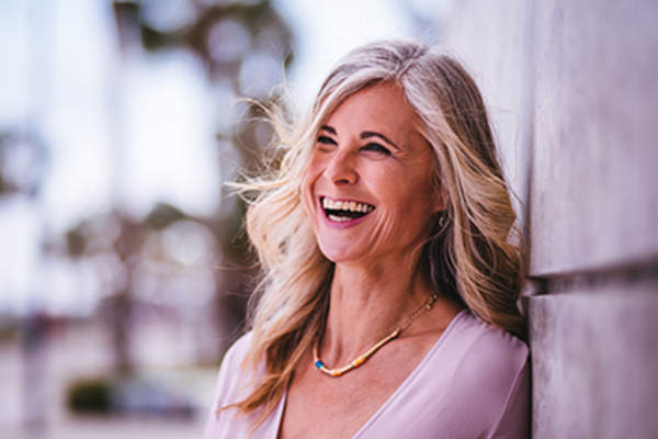 笑年纪的女人长头发。