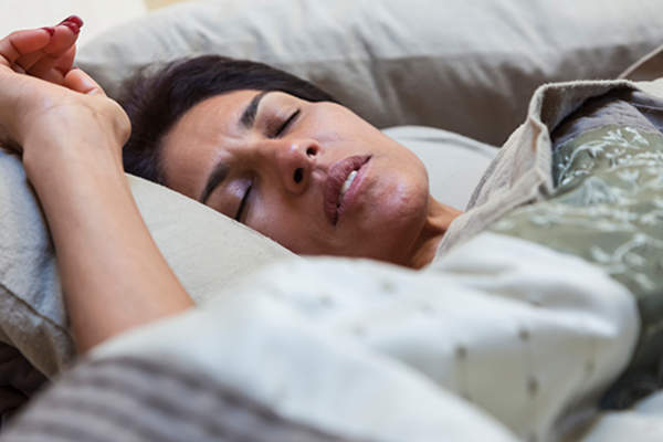女人睡在床上。