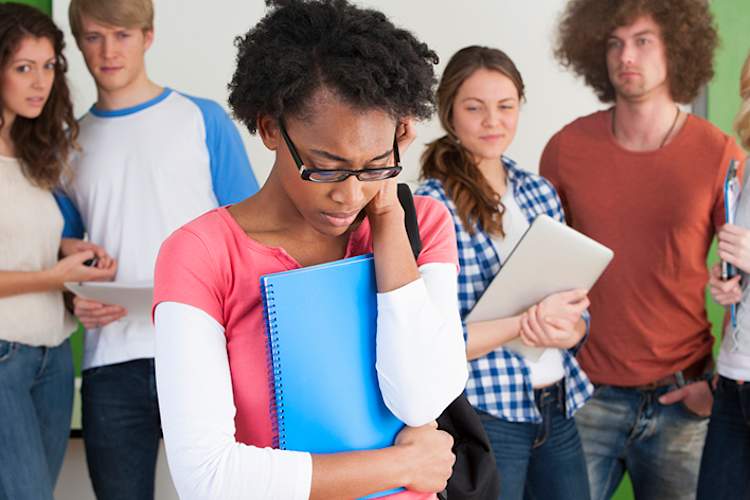 自我意识的年轻女孩在学校。