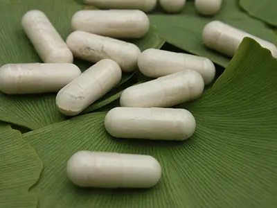 Gingko Biloba补充剂和叶子。