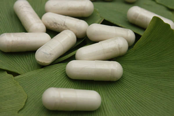 银杏叶补充剂和叶。