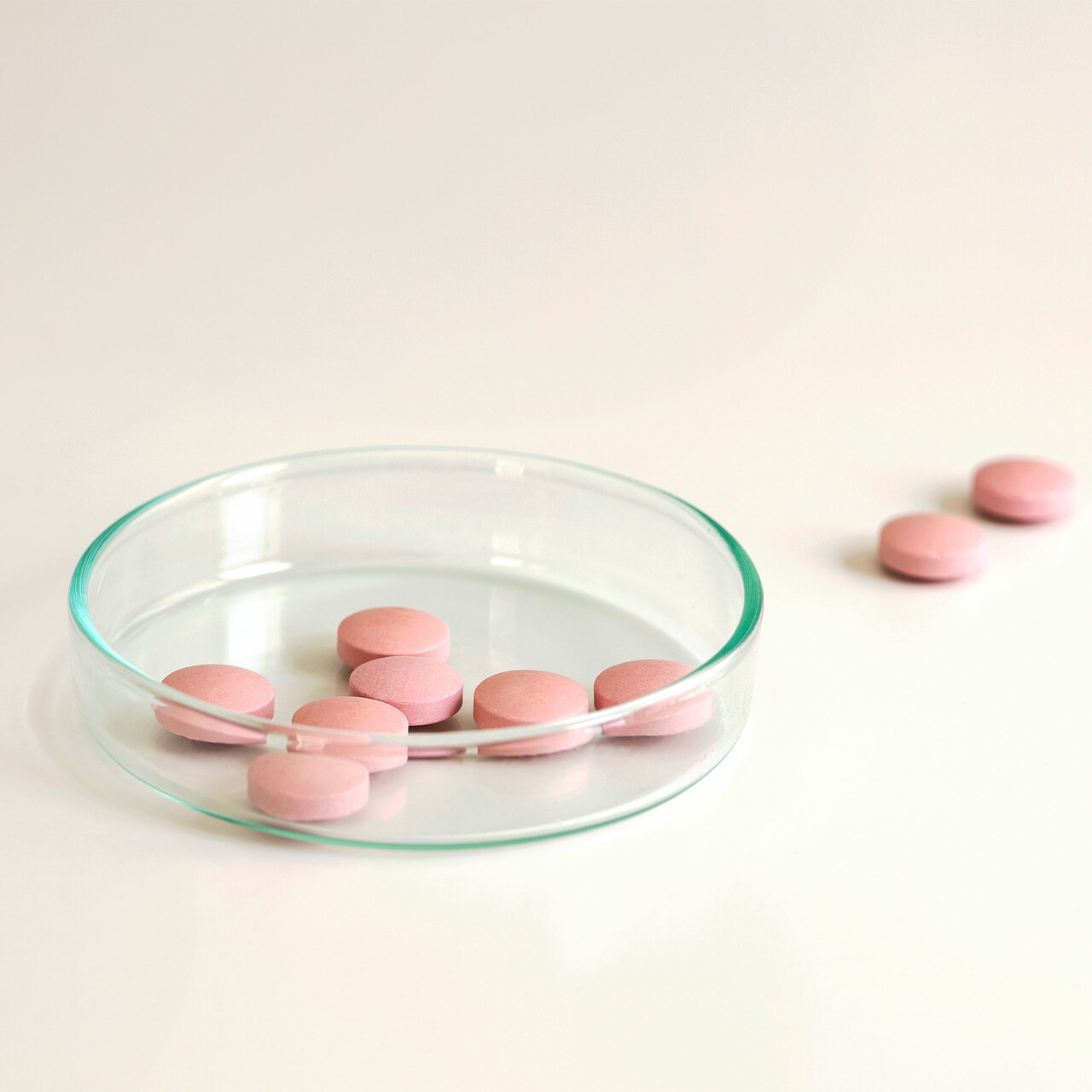 粉色药片和培养皿