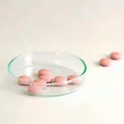 粉色药片和培养皿