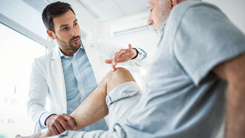 疼痛专科检查与关节炎疼痛患者的膝盖。