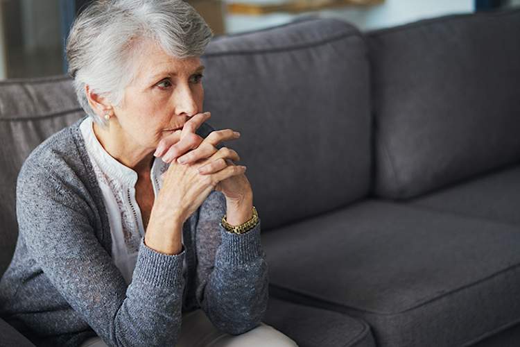 高级女子坐在沙发上,看着渺茫