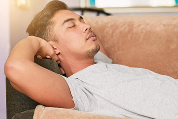 以人在沙发上小睡白天。