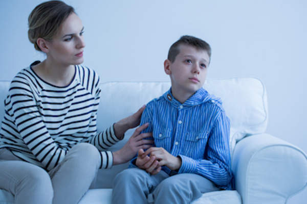 母亲与孩子的工作,试图让即使是部分的目光接触。