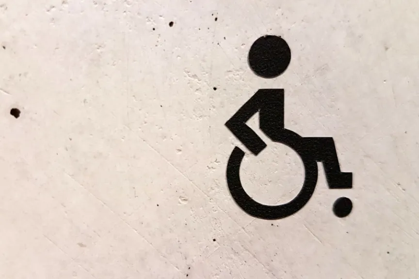 残疾人标志在轮椅上喷涂在墙上