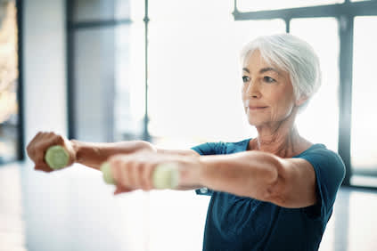 老年妇女使用举重锻炼