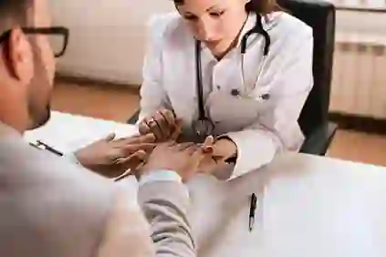医生正在检查病人的手。