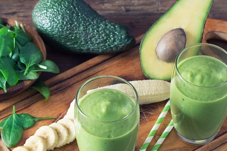 牛油果和菠菜冰沙。