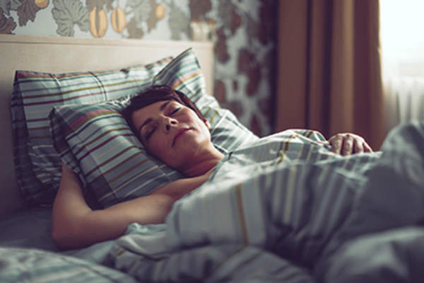 睡两个枕头的女人。