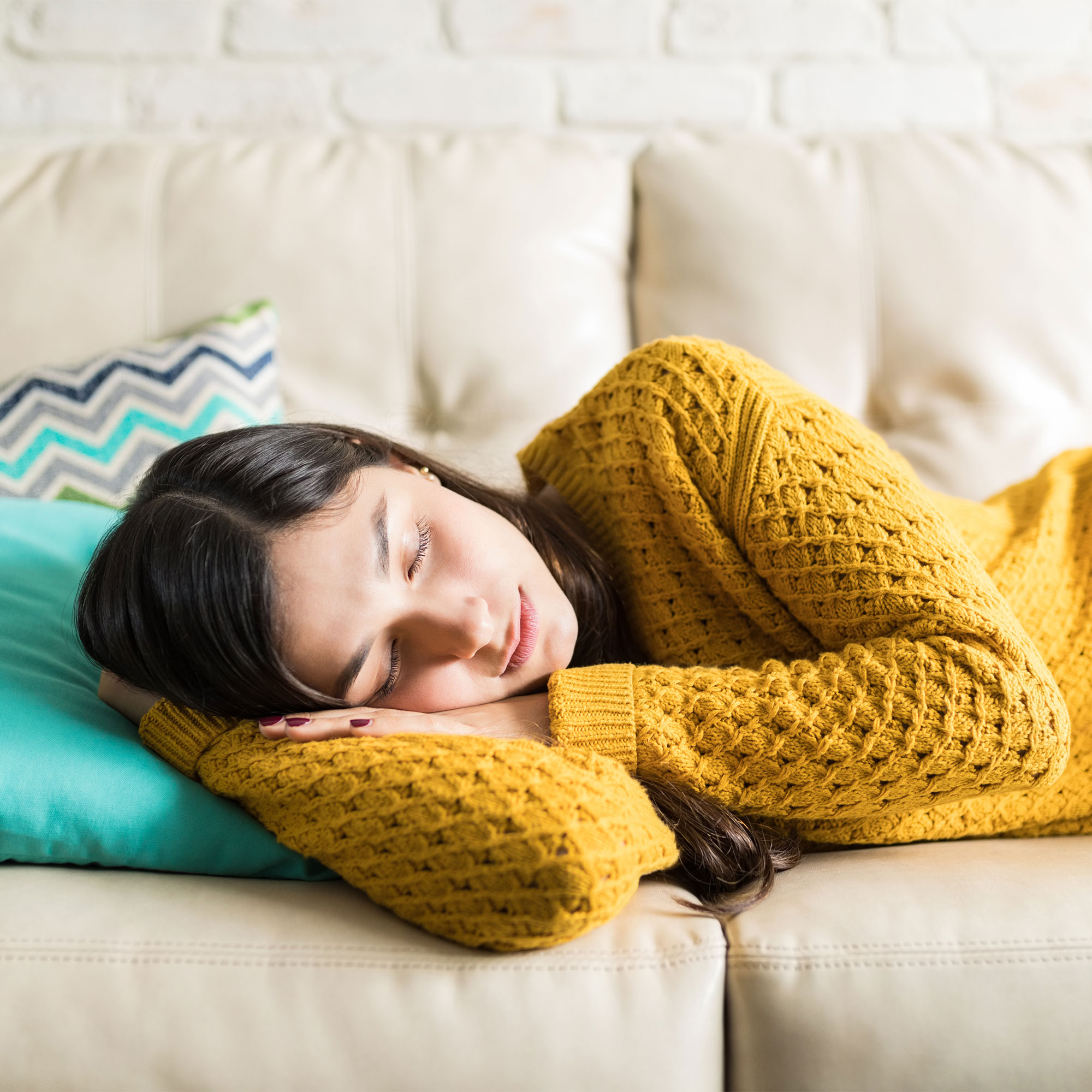 一个女人在沙发上打盹