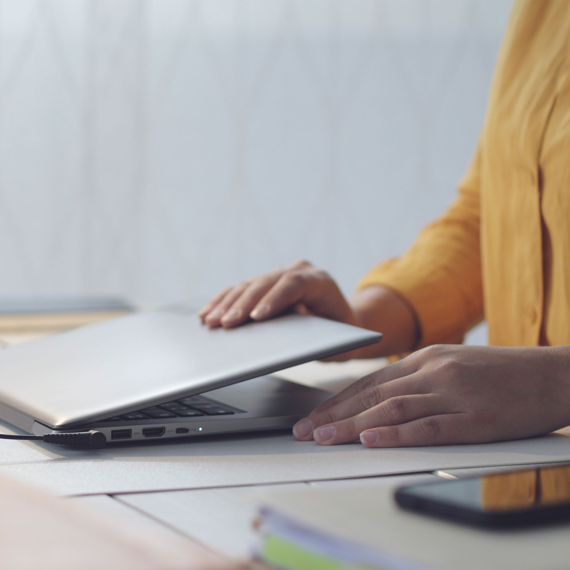 一个女人关闭笔记本电脑的特写镜头