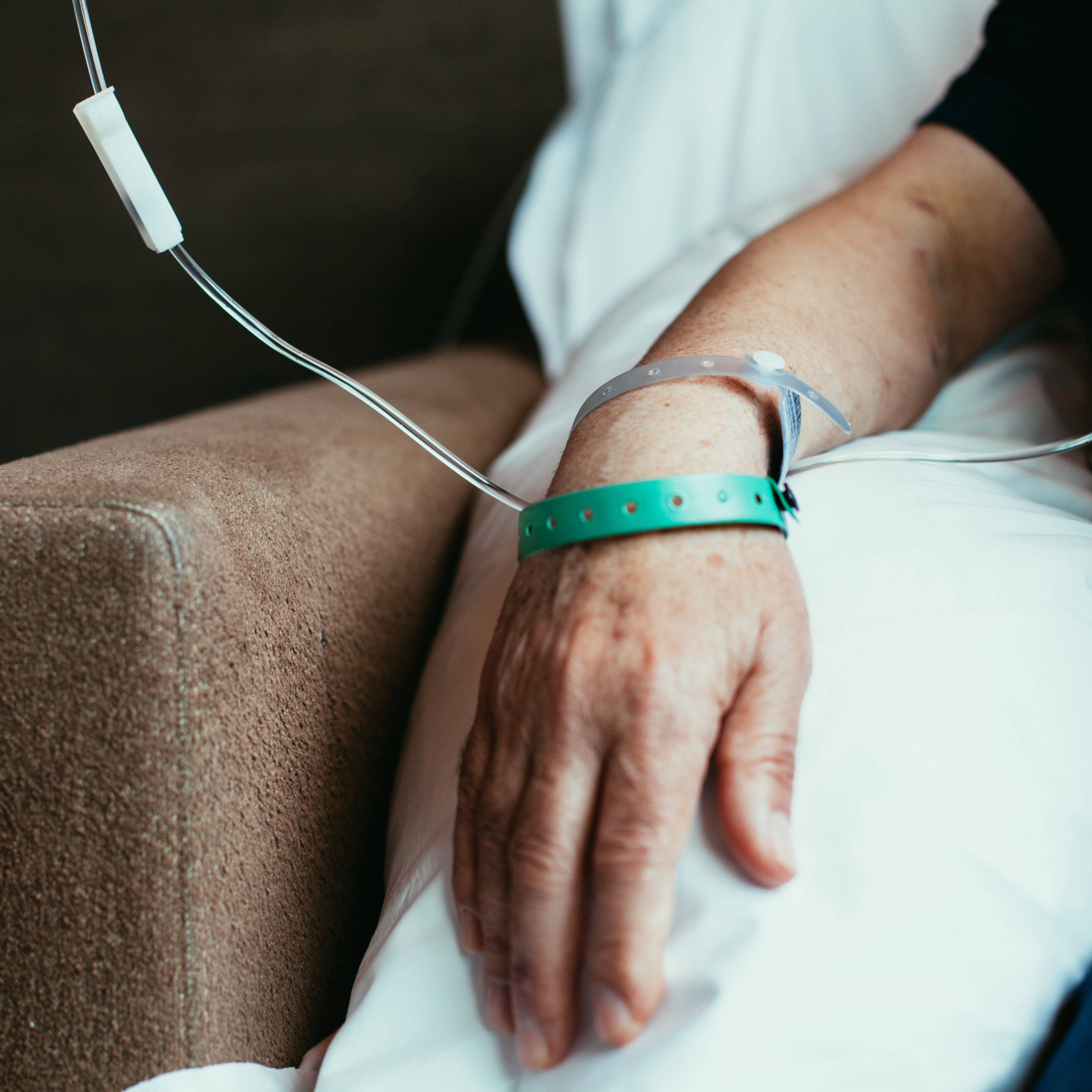 老人的手静脉化疗。