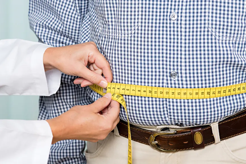 医生测量人的大腰部用磁带测量仪。