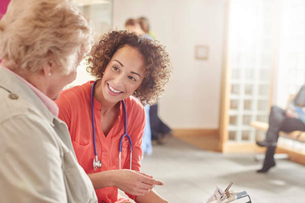 医生与老年病人讨论医疗保健和健康保险。