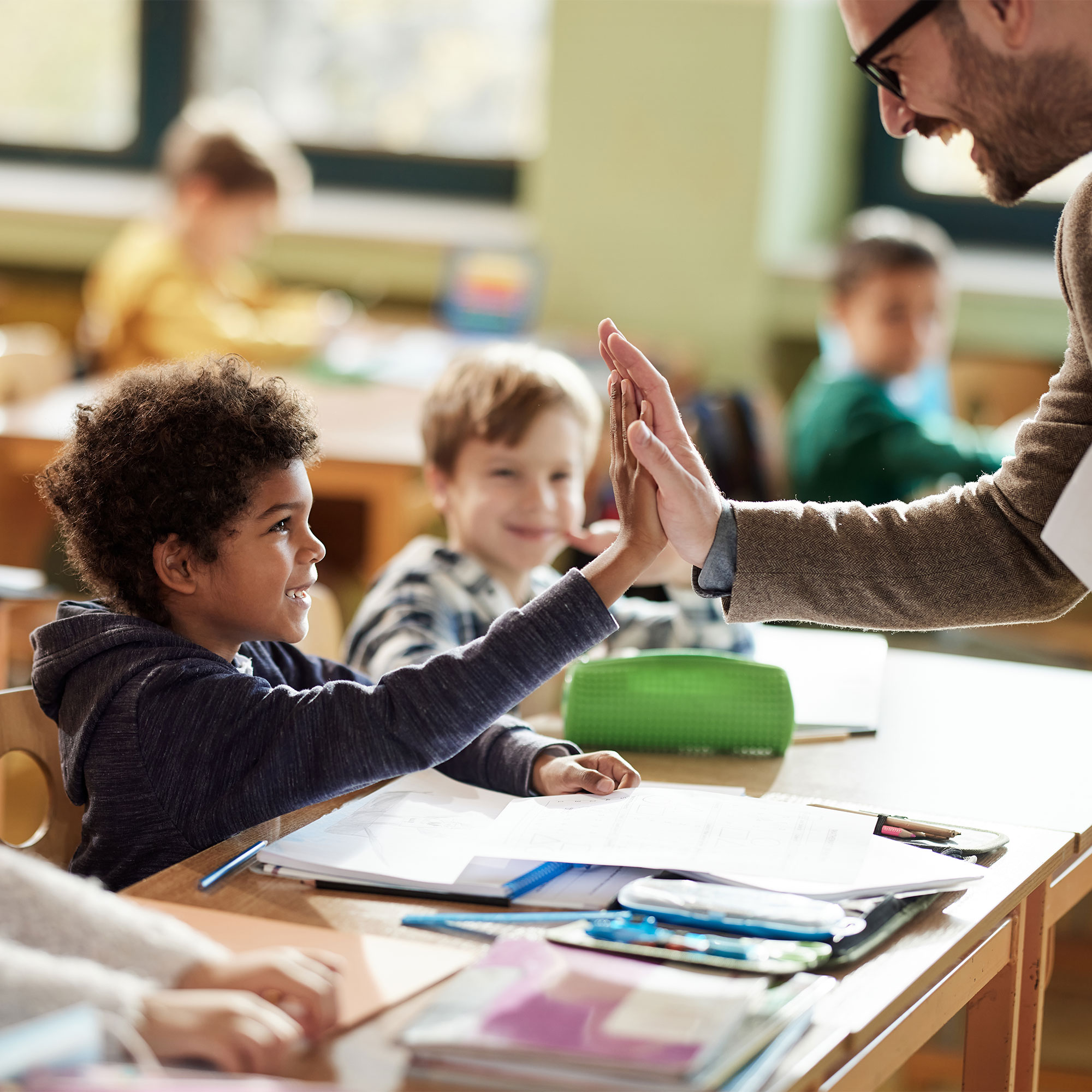 孩子在课堂上和老师击掌