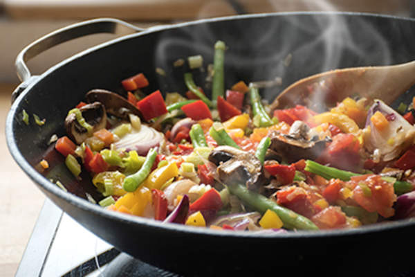 入锅蒸什锦蔬菜,亚洲风格的烹饪。