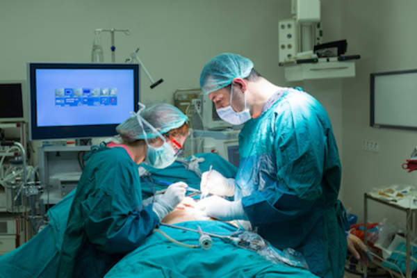 外科医生进行手术。