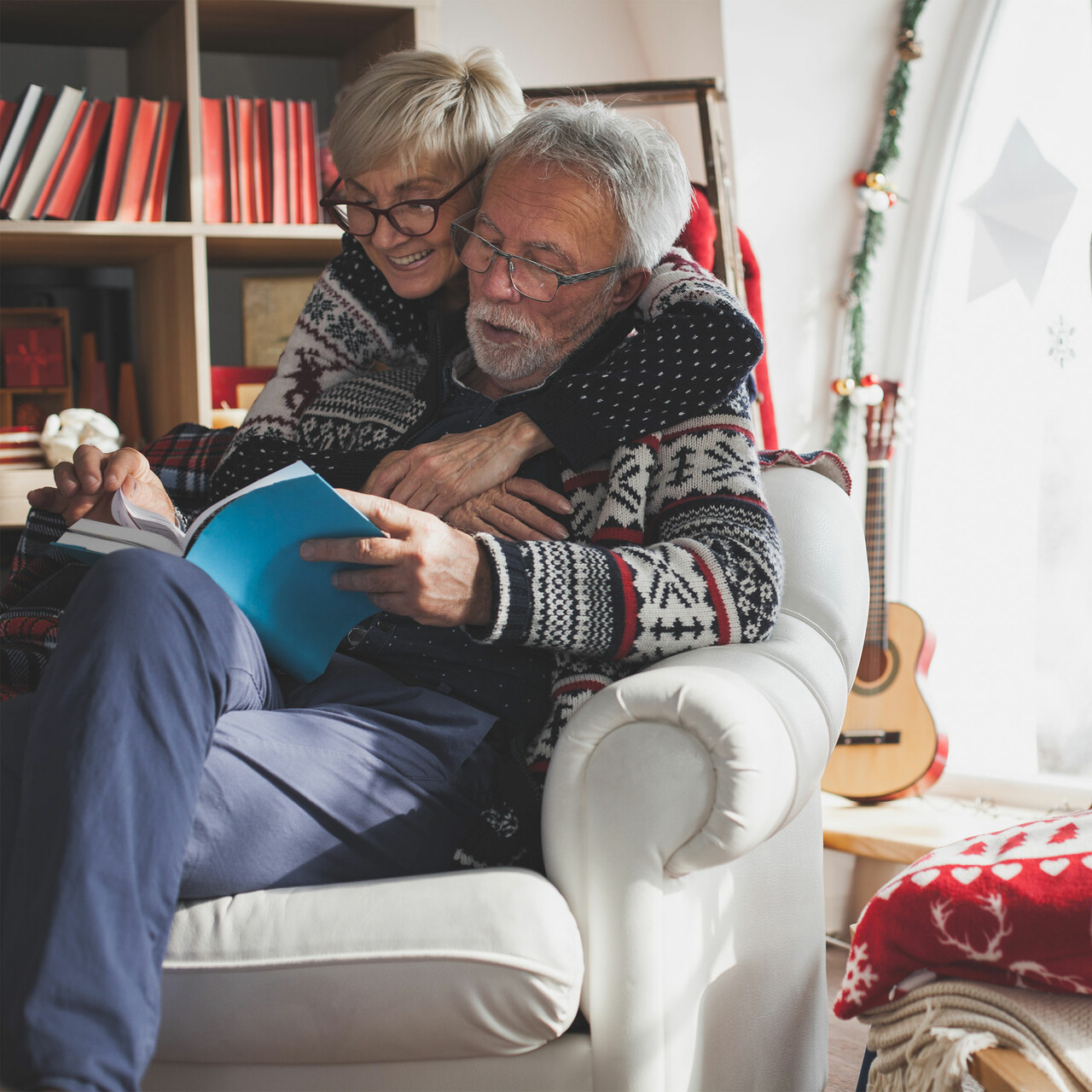 一位高级夫妇在家里看书