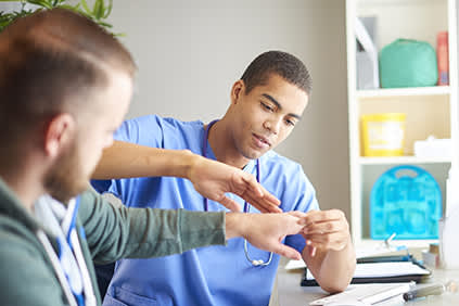 检查病人手部疼痛的专业医师。