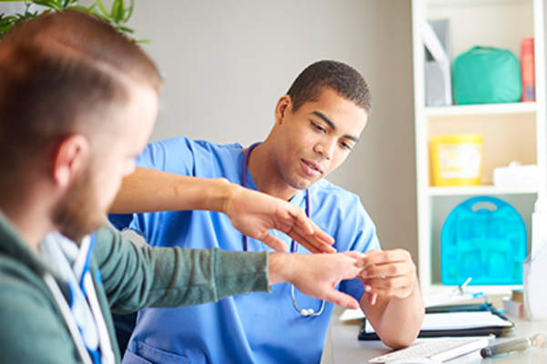 检查病人手部疼痛的专业医师。