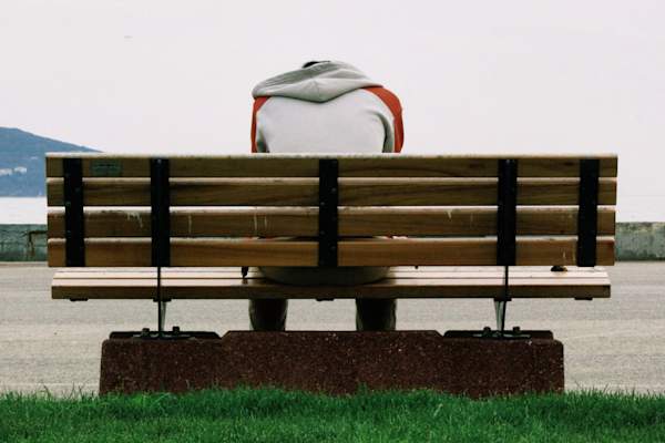 伤心的人在板凳上