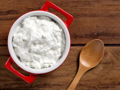 放在桌上碗里的酸奶。