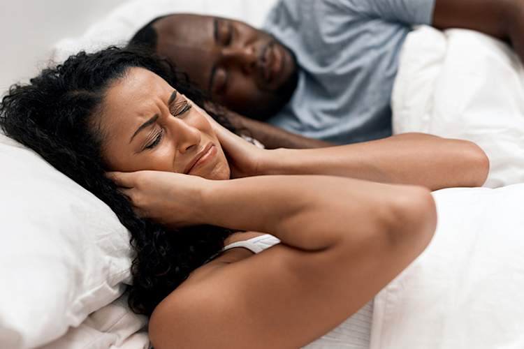 女子覆盖,而男人的鼾声睡觉耳朵。