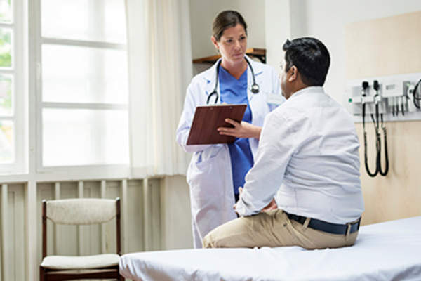 一个人在看医生。