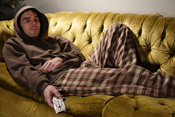 懒汉躺在沙发上。