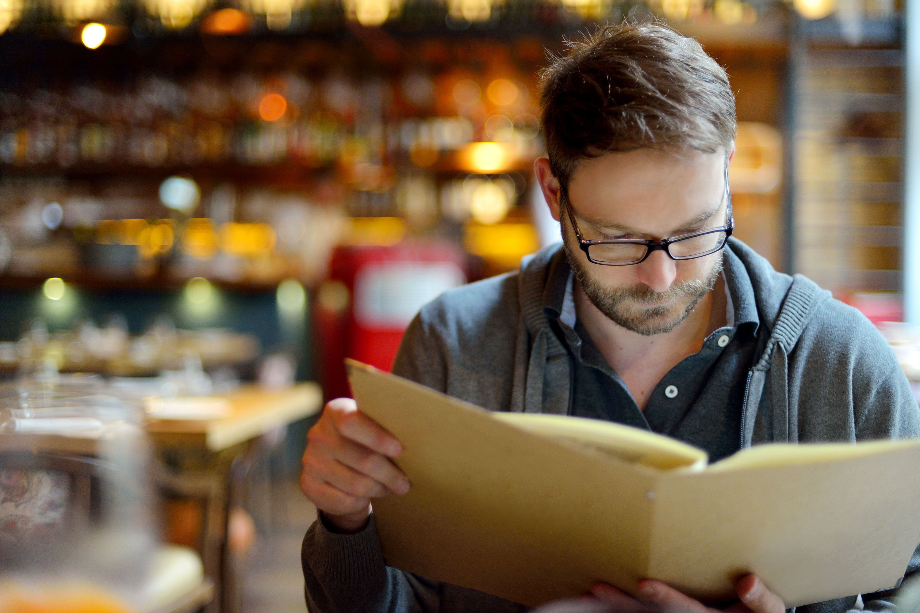一个人看着在餐厅菜单