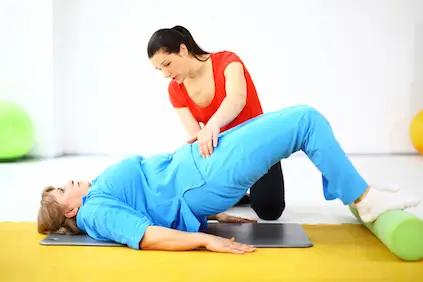 努力核心力量的妇女帮助背部疼痛。
