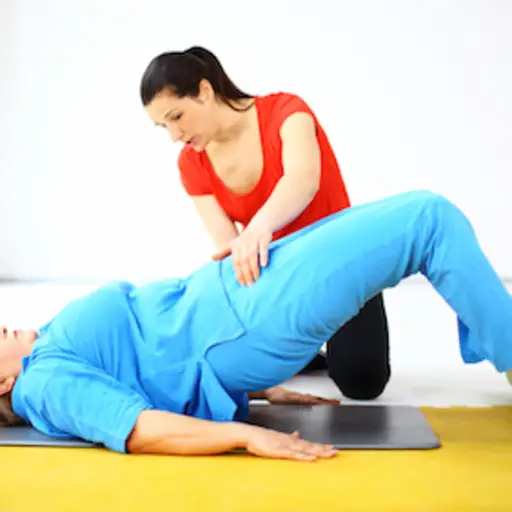 努力核心力量的妇女帮助背部疼痛。