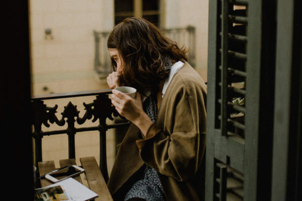 女人在阳台上喝咖啡