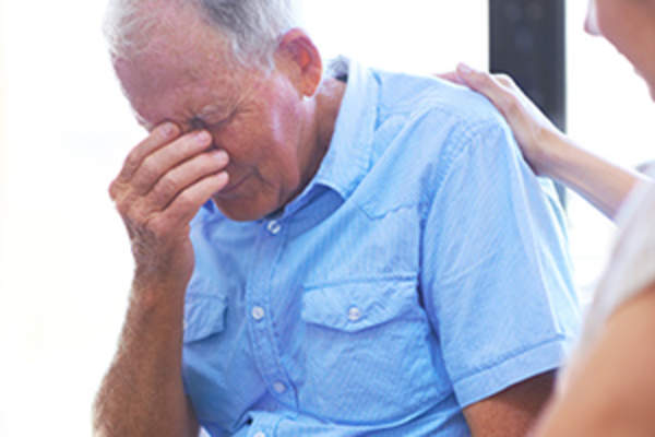 老人悲痛的妻子形象。