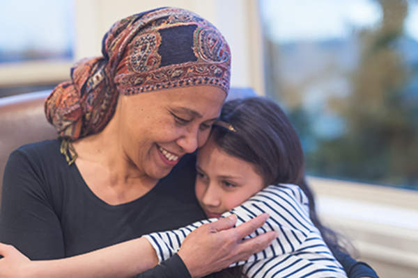 癌症患者抱着一个孩子。