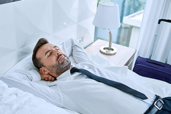 商人在酒店房间里休息。