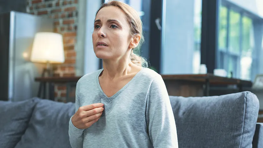 Frau schwitzt während einer Hitzewelle.