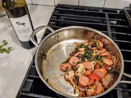 金线瓜成分在平底锅炒菜。