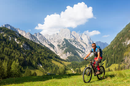 旅行和运动，在阿尔卑斯山山地自行车。