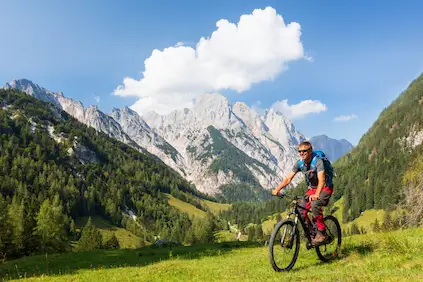 旅行和锻炼，山地自行车在阿尔卑斯山。