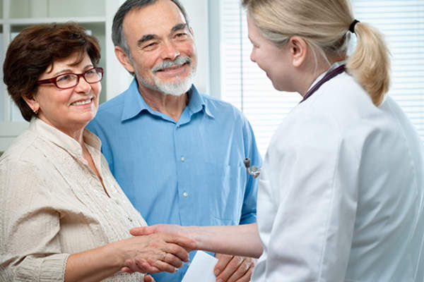 夫妇与医生谈论未来的医疗需求。