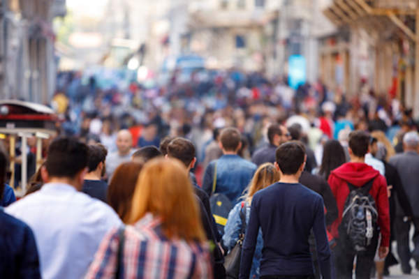 人群中的人,在城市街道。