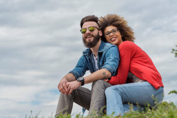 年轻的情侣在公园的微笑。