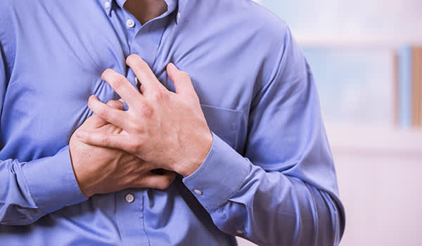 医疗保健：男子抓住他的胸部疼痛，可能的心脏病发作