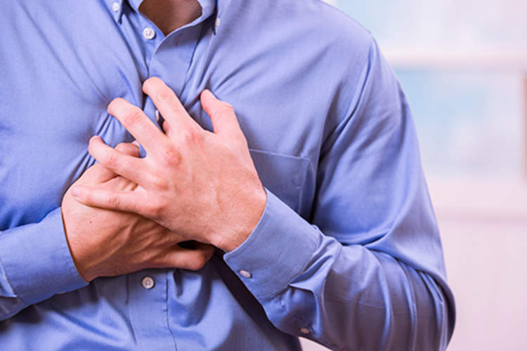 医疗保健:男子抓住他的胸部疼痛,可能的心脏病发作