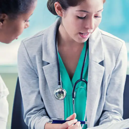 医生与患者讨论医疗信息。