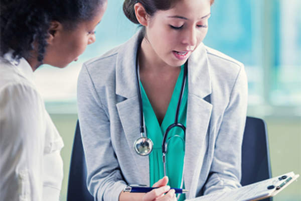 医生与病人讨论医疗信息。